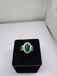 Natural Emerald & Diamond Ring in 18k Gold