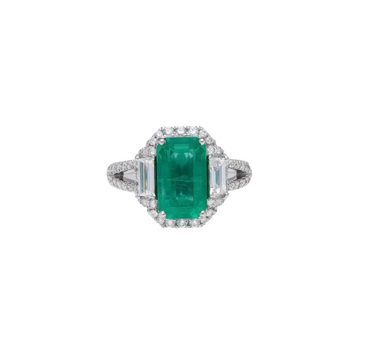 Emerald Cut Natural emerald diamond ring in 18k gold For Sale