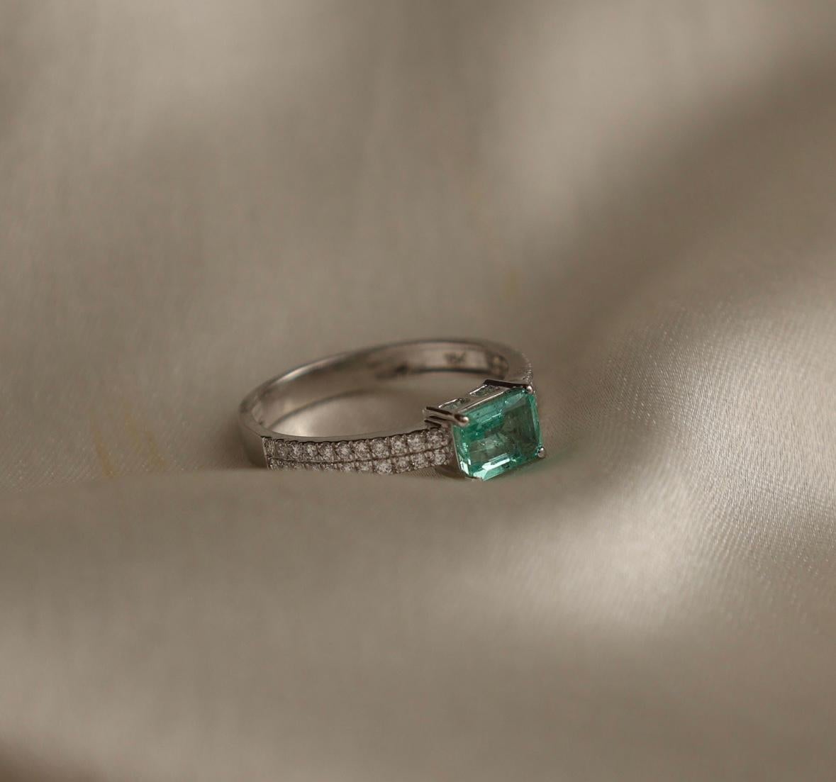 Natürlicher Smaragd-Diamantring aus 18 Karat Gold (Smaragdschliff) im Angebot