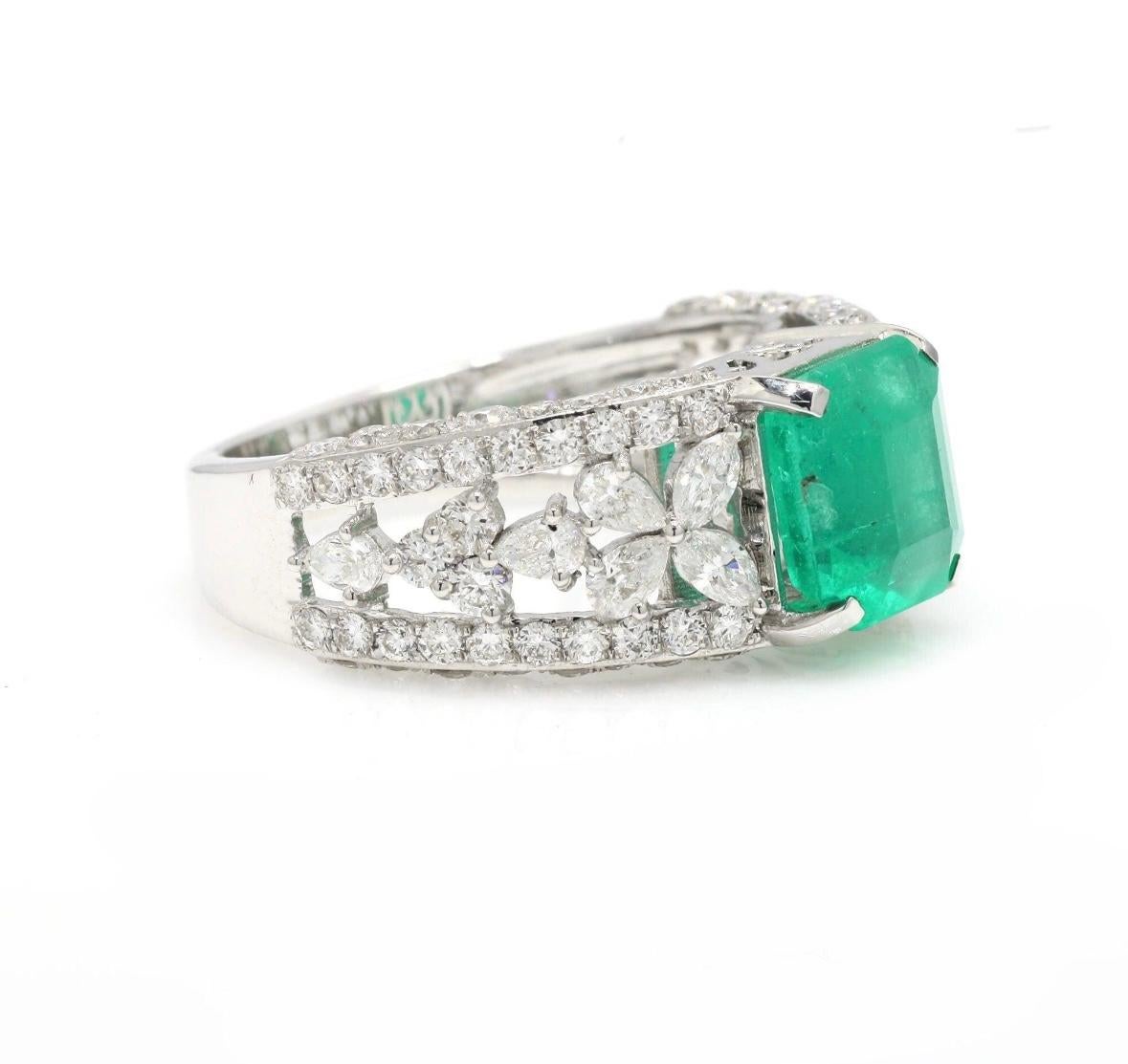 Natürlicher Smaragd-Diamantring aus 18 Karat Gold (Smaragdschliff) im Angebot