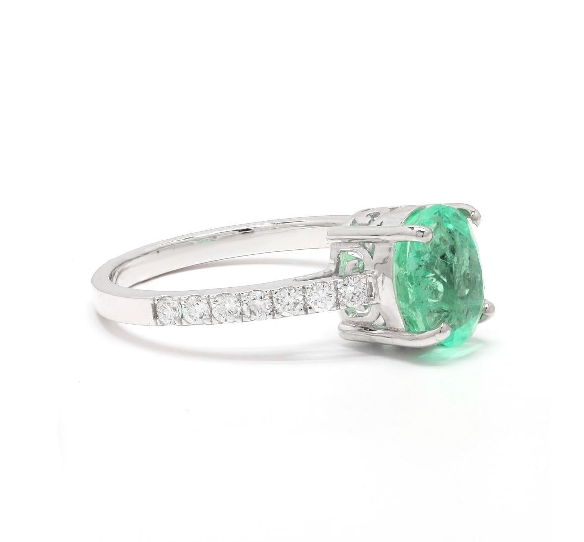 Natürlicher Smaragd-Diamantring aus 18 Karat Gold (Smaragdschliff) im Angebot