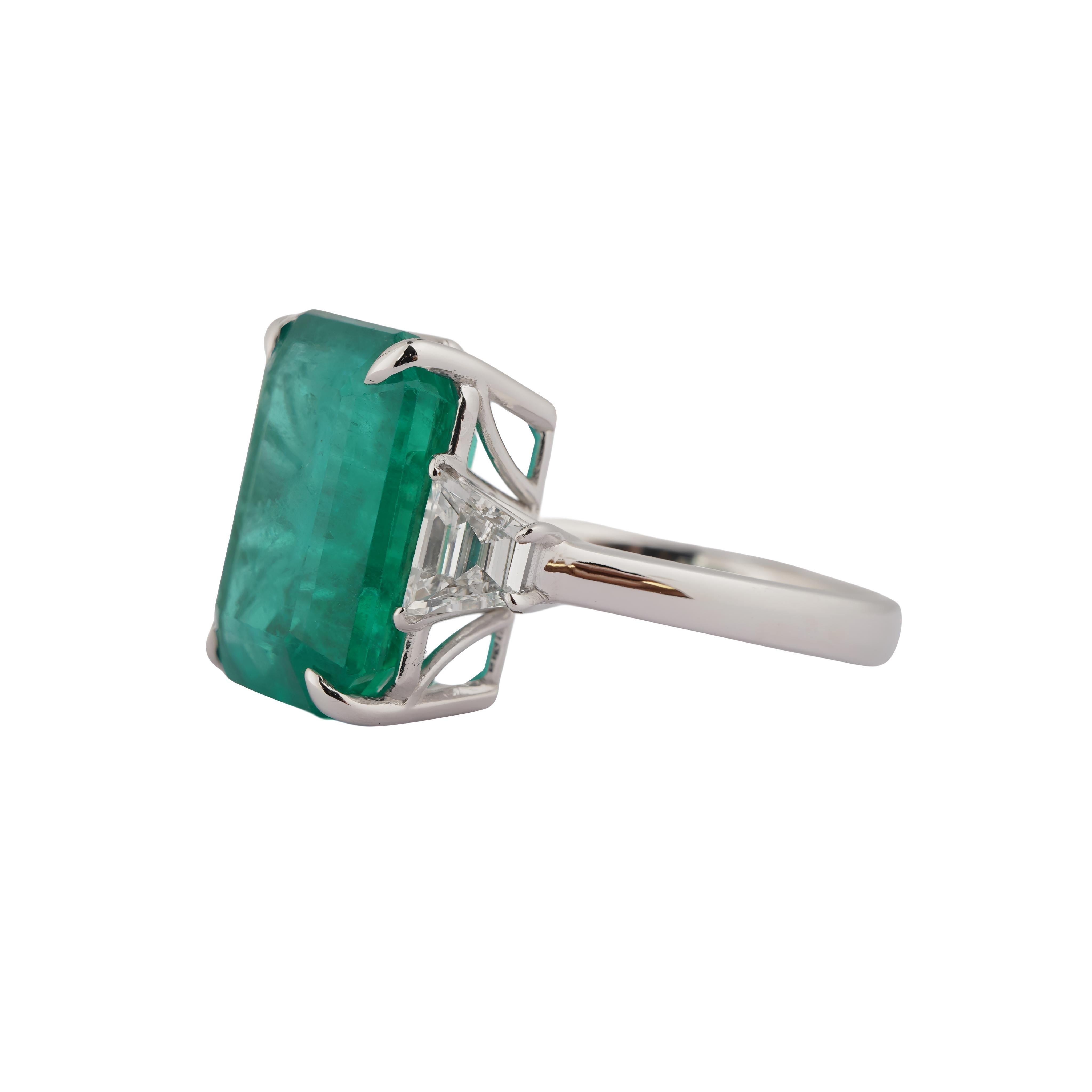 Natural Zambian high quality emerald diamond ring in 18k gold In condizioni Nuovo in vendita a jaipur, IN