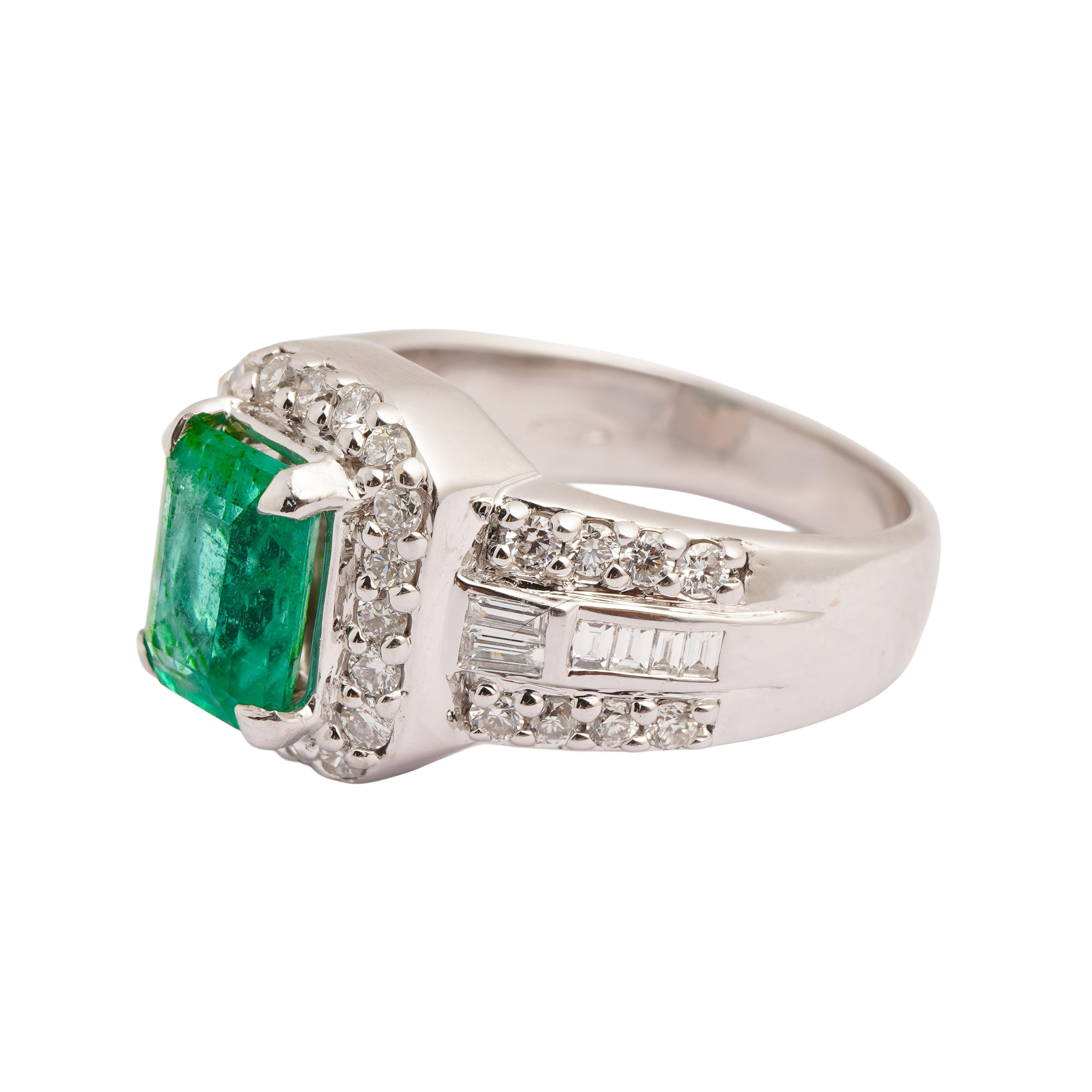 Taglio smeraldo Natural emerald diamond ring in 18k gold in vendita