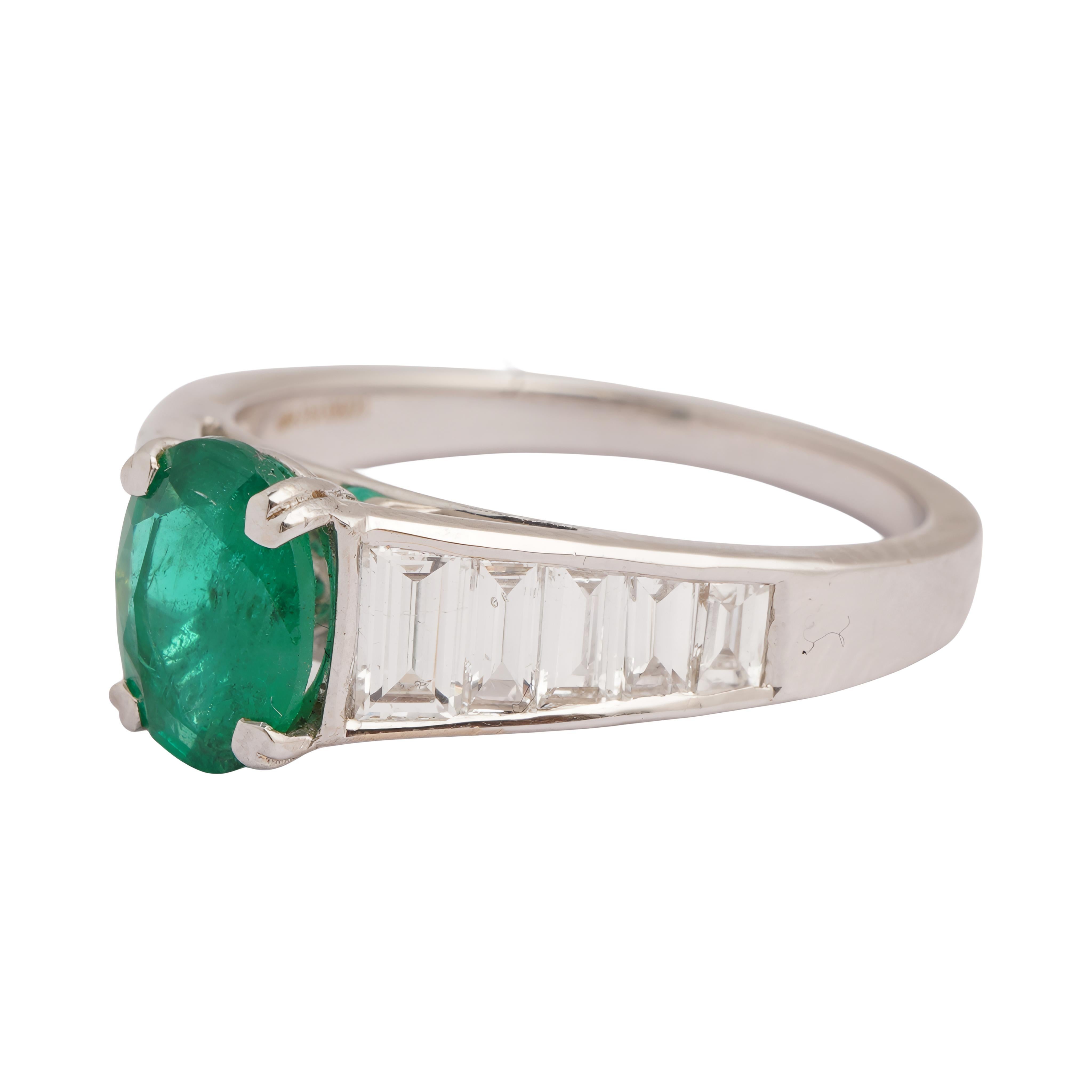 Taglio smeraldo Natural emerald diamond ring in 18k gold in vendita