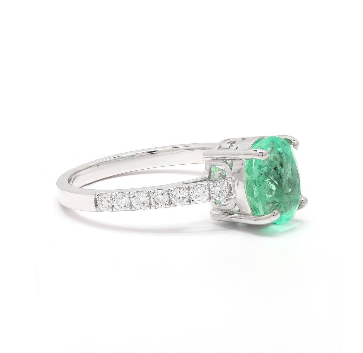 Taglio smeraldo Natural Emerald Diamond Ring in 18k Gold in vendita
