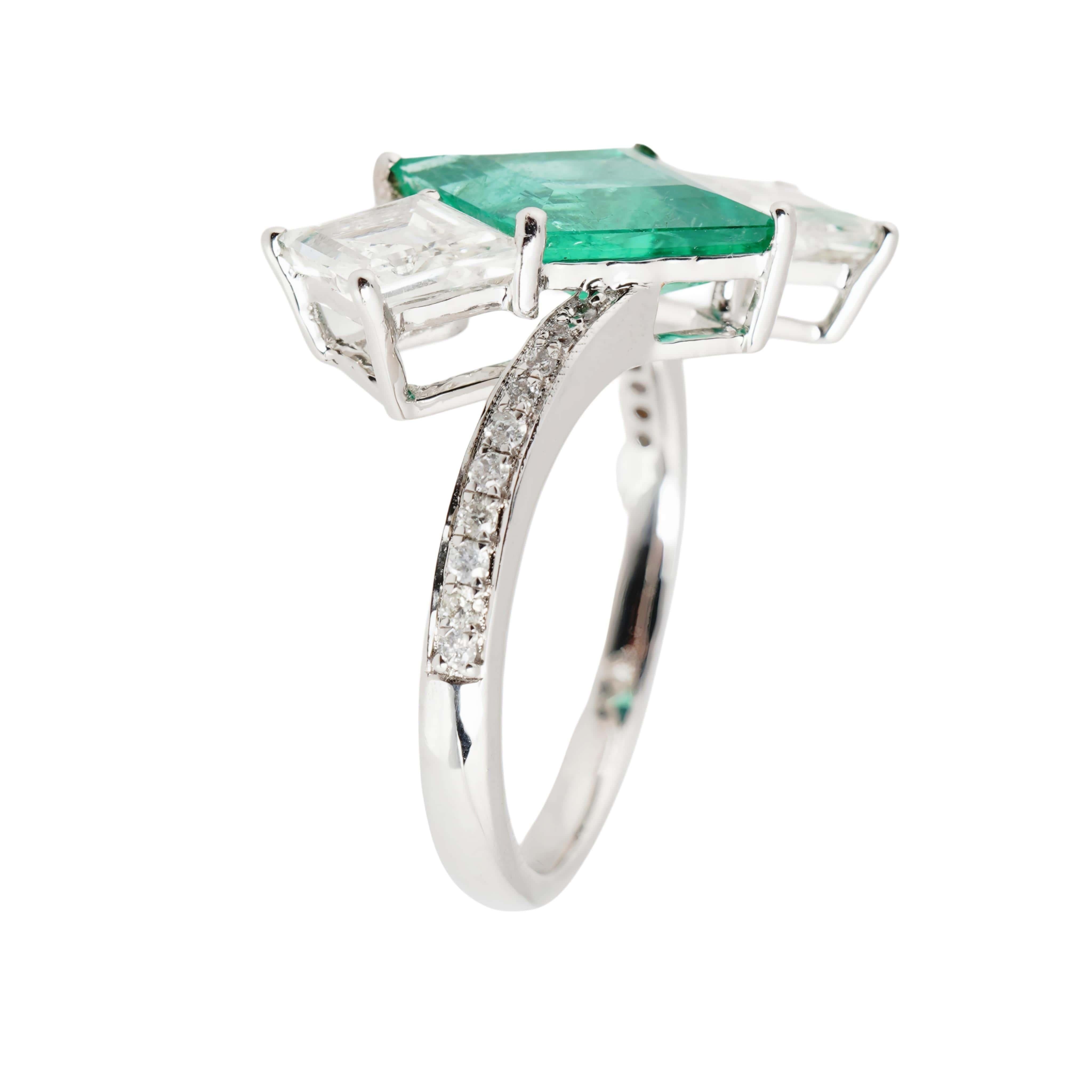 Natürlicher zambischer Smaragd  & Diamantring aus 18k Gold im Zustand „Neu“ im Angebot in jaipur, IN