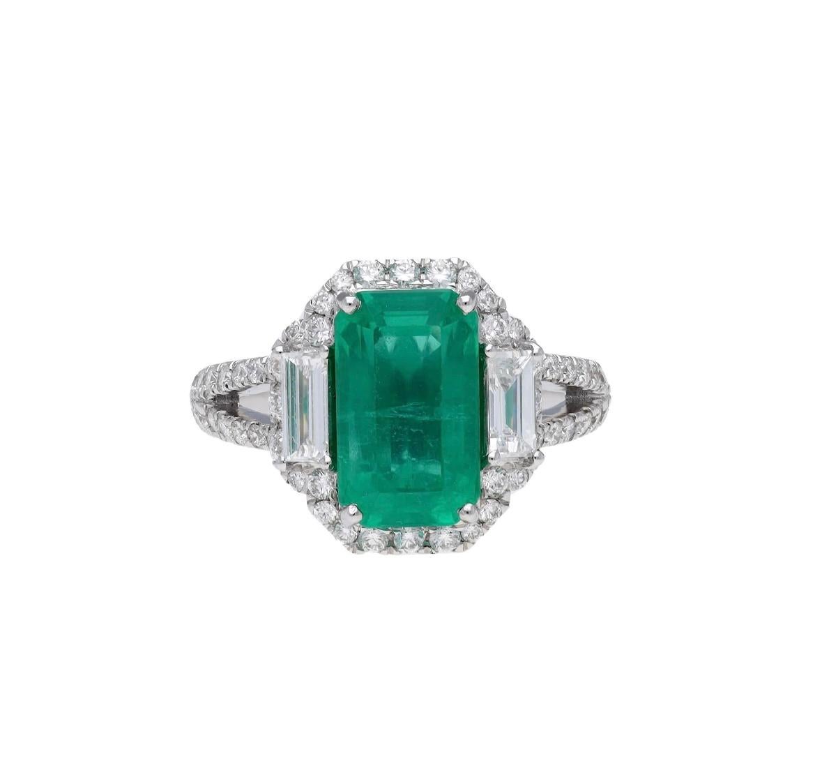Natural emerald diamond ring in 18k gold In New Condition For Sale In jaipur, IN