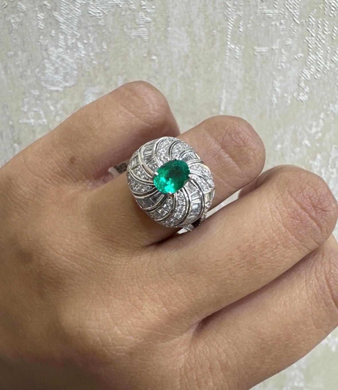 Natural emerald diamond ring in 18k gold In New Condition For Sale In jaipur, IN