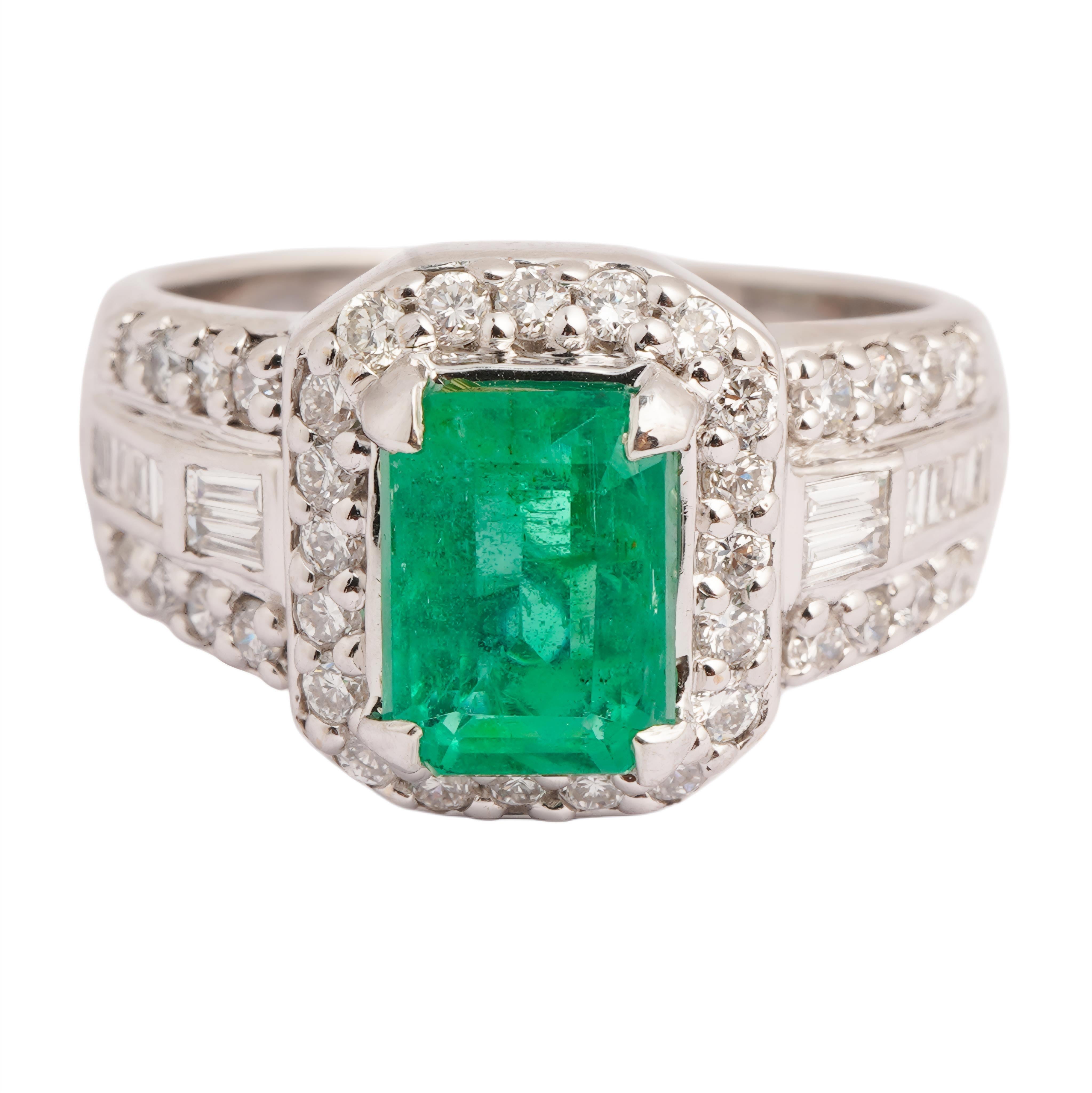 Natural emerald diamond ring in 18k gold In condizioni Nuovo in vendita a jaipur, IN