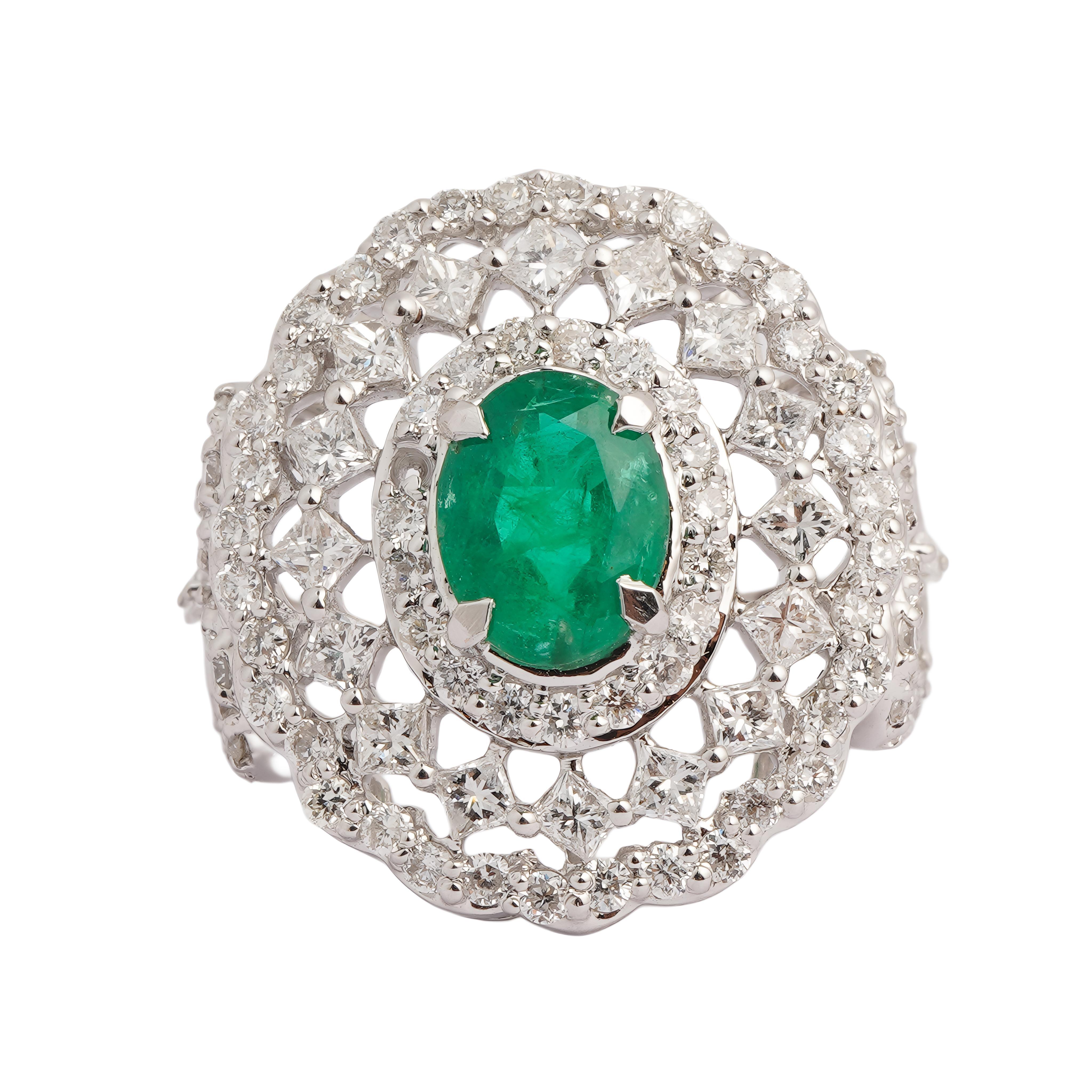Natural emerald diamond ring in 18k gold en Nuevo estado para la venta en jaipur, IN