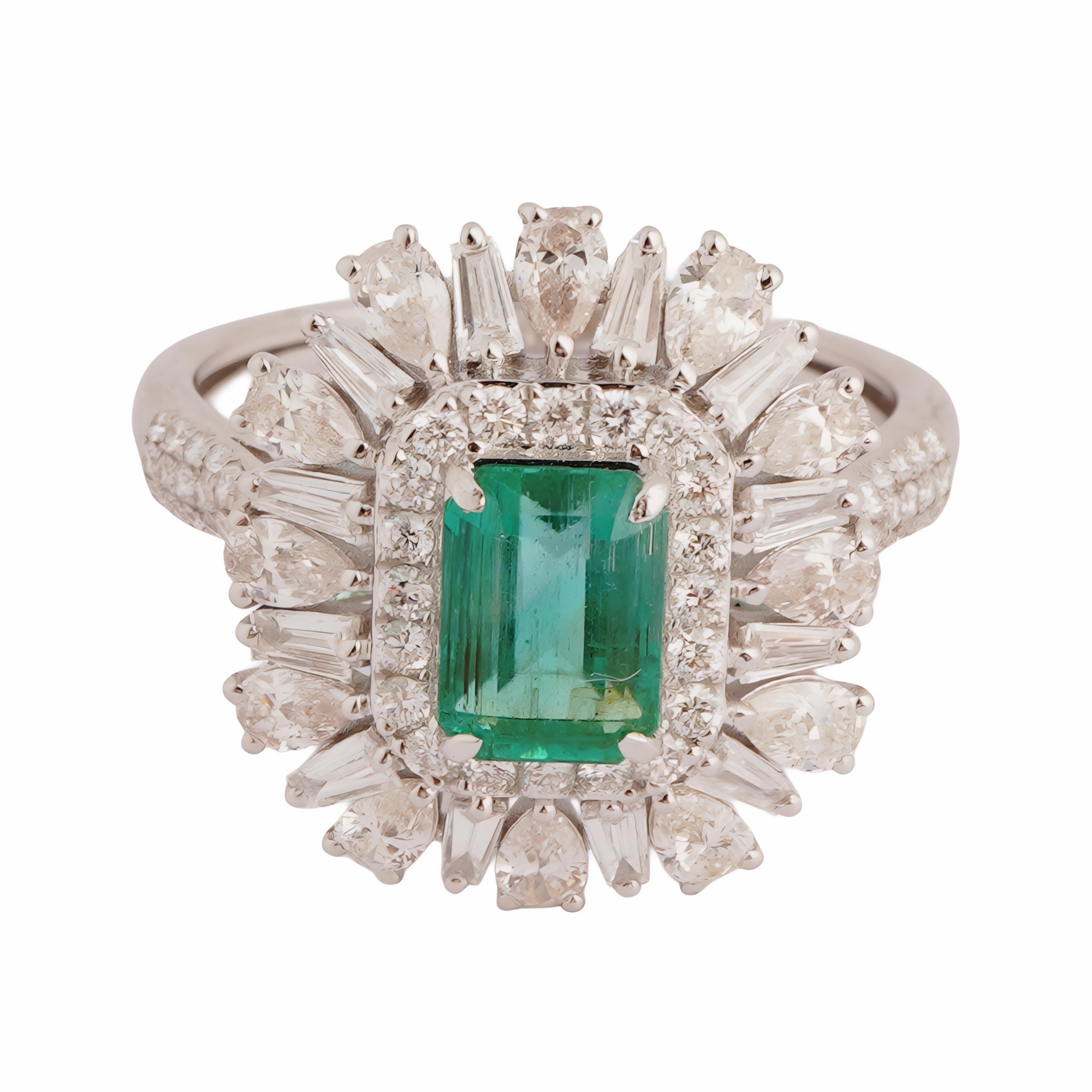 Natural emerald diamond ring in 18k gold en Nuevo estado para la venta en jaipur, IN