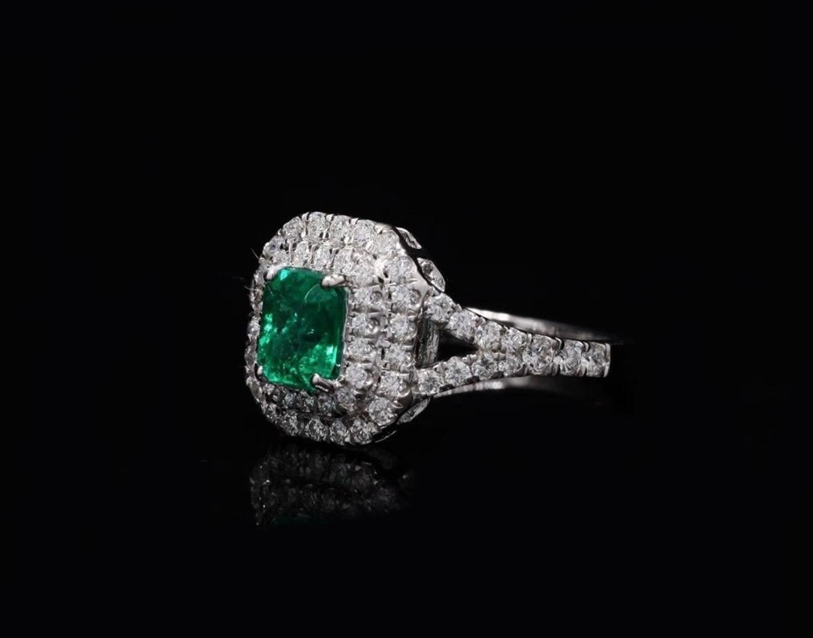 Natural Colombian Emerald & Diamond Ring in 18k Gold Damen im Angebot