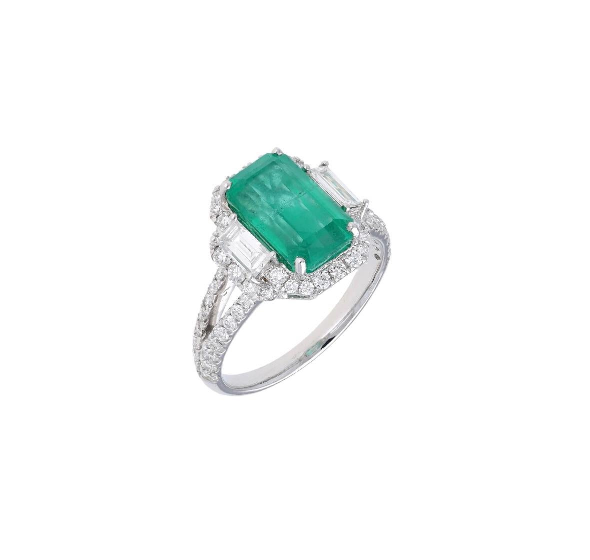 Women's Natural emerald diamond ring in 18k gold For Sale