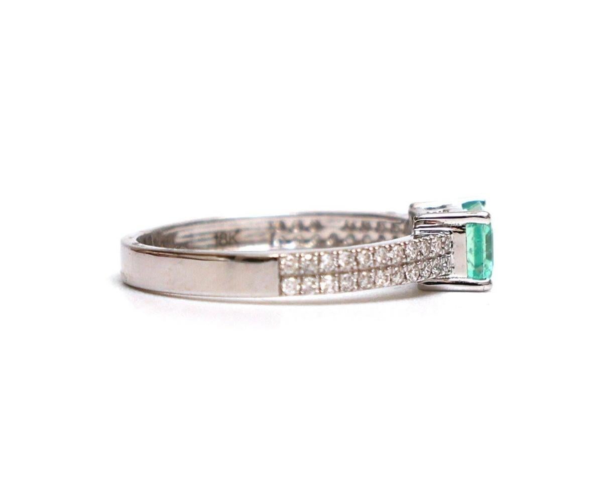Natürlicher Smaragd-Diamantring aus 18 Karat Gold Damen im Angebot