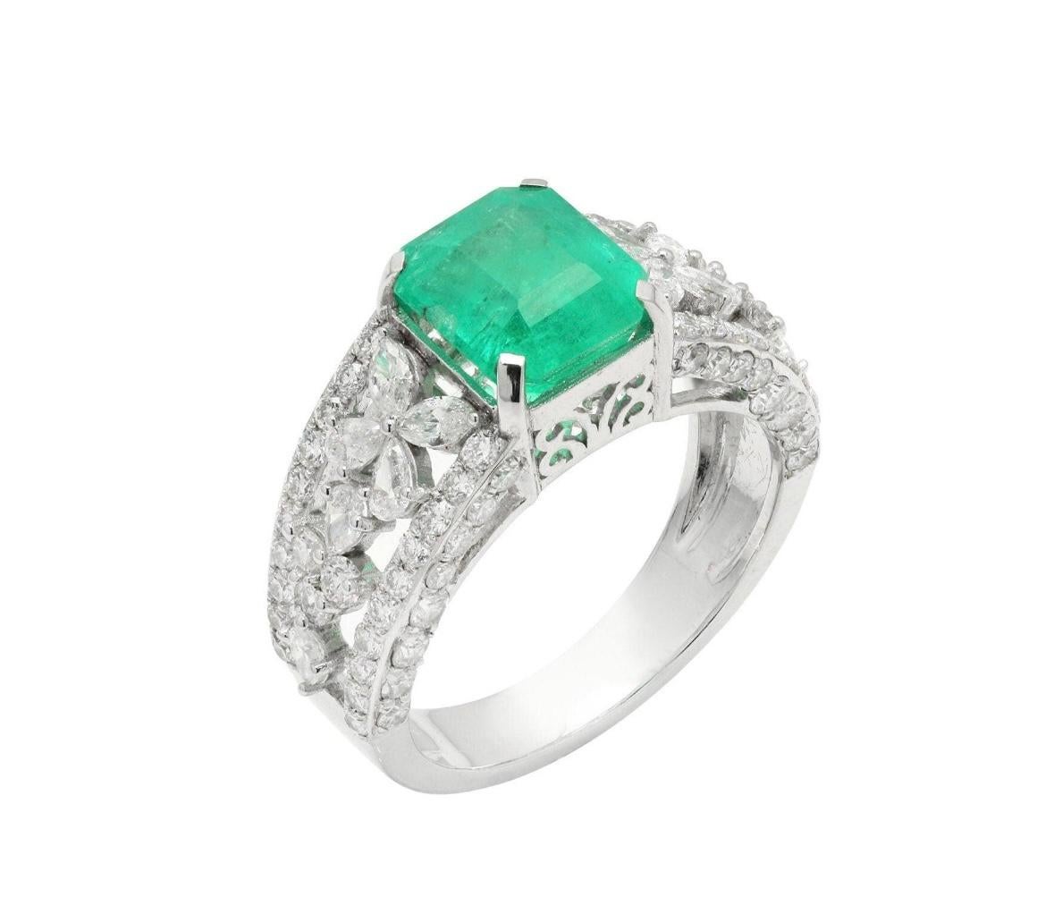 Natürlicher Smaragd-Diamantring aus 18 Karat Gold Damen im Angebot