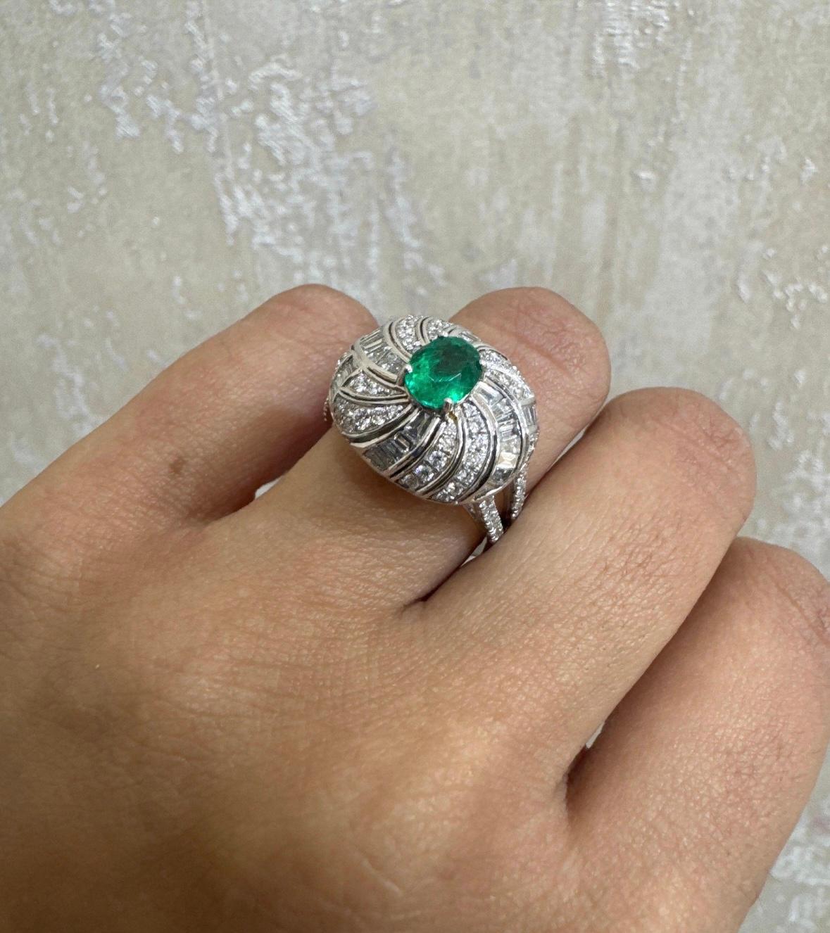 Women's Natural emerald diamond ring in 18k gold For Sale