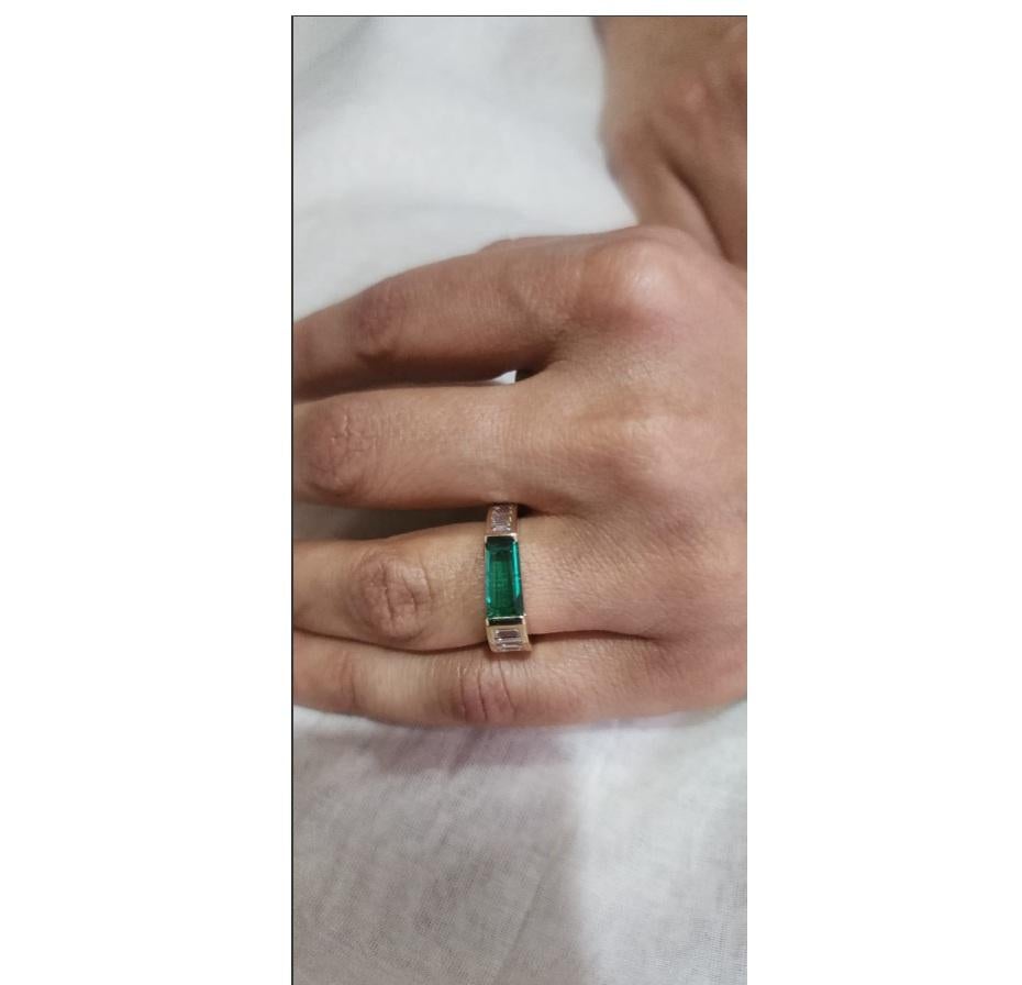 Bague en or 18k avec émeraude naturelle et diamant Pour femmes en vente