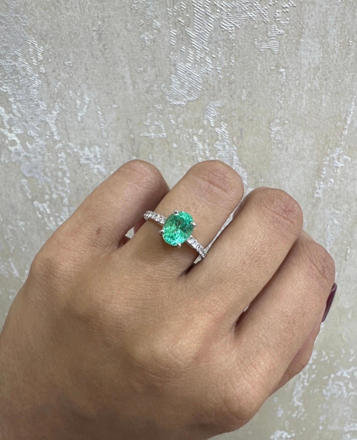 Donna Natural Emerald Diamond Ring in 18k Gold in vendita