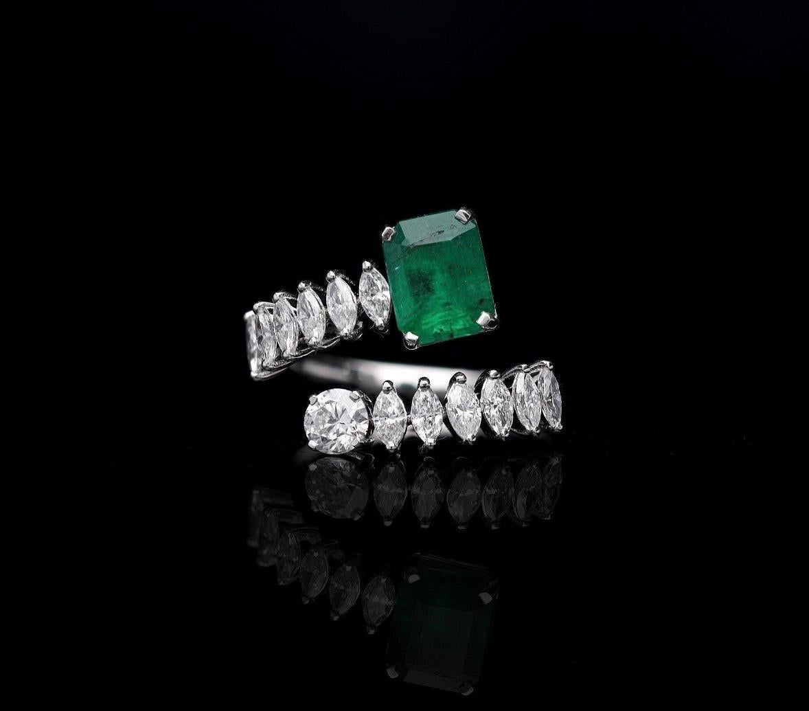 Donna Anello con diamante smeraldo naturale in oro 18 carati in vendita