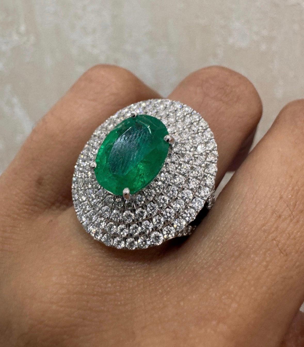 Natürlicher Smaragd-Diamant-Ring in 18k Gold Damen im Angebot