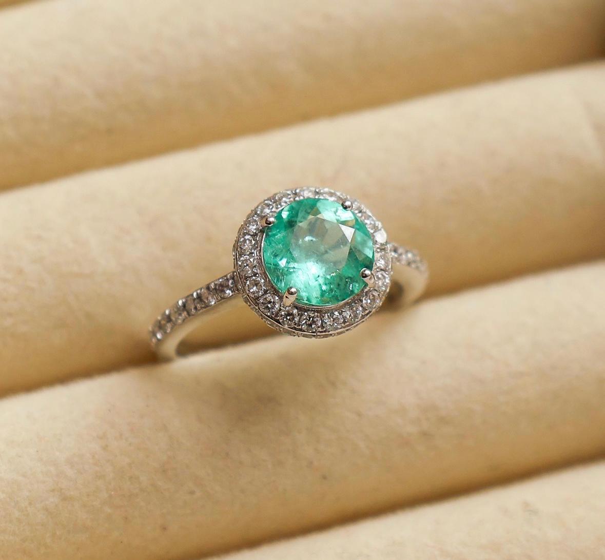 Natürlicher Smaragd-Diamantring aus 18 Karat Gold im Angebot 1