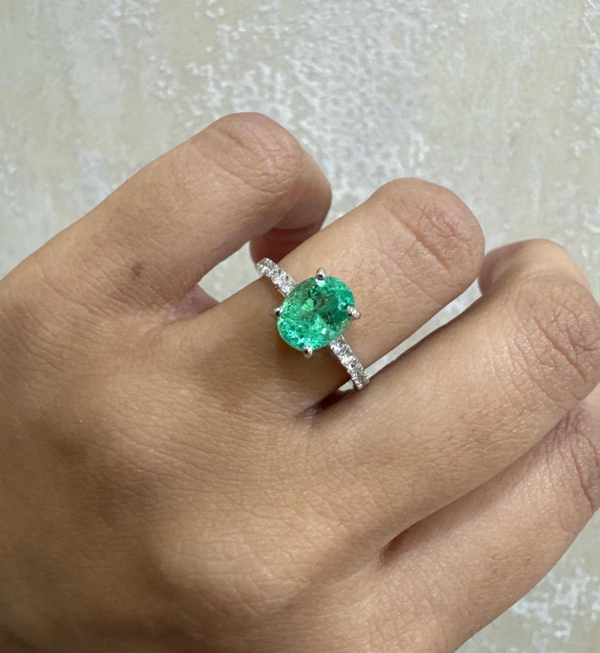 Natürlicher Smaragd-Diamantring aus 18 Karat Gold im Angebot 1