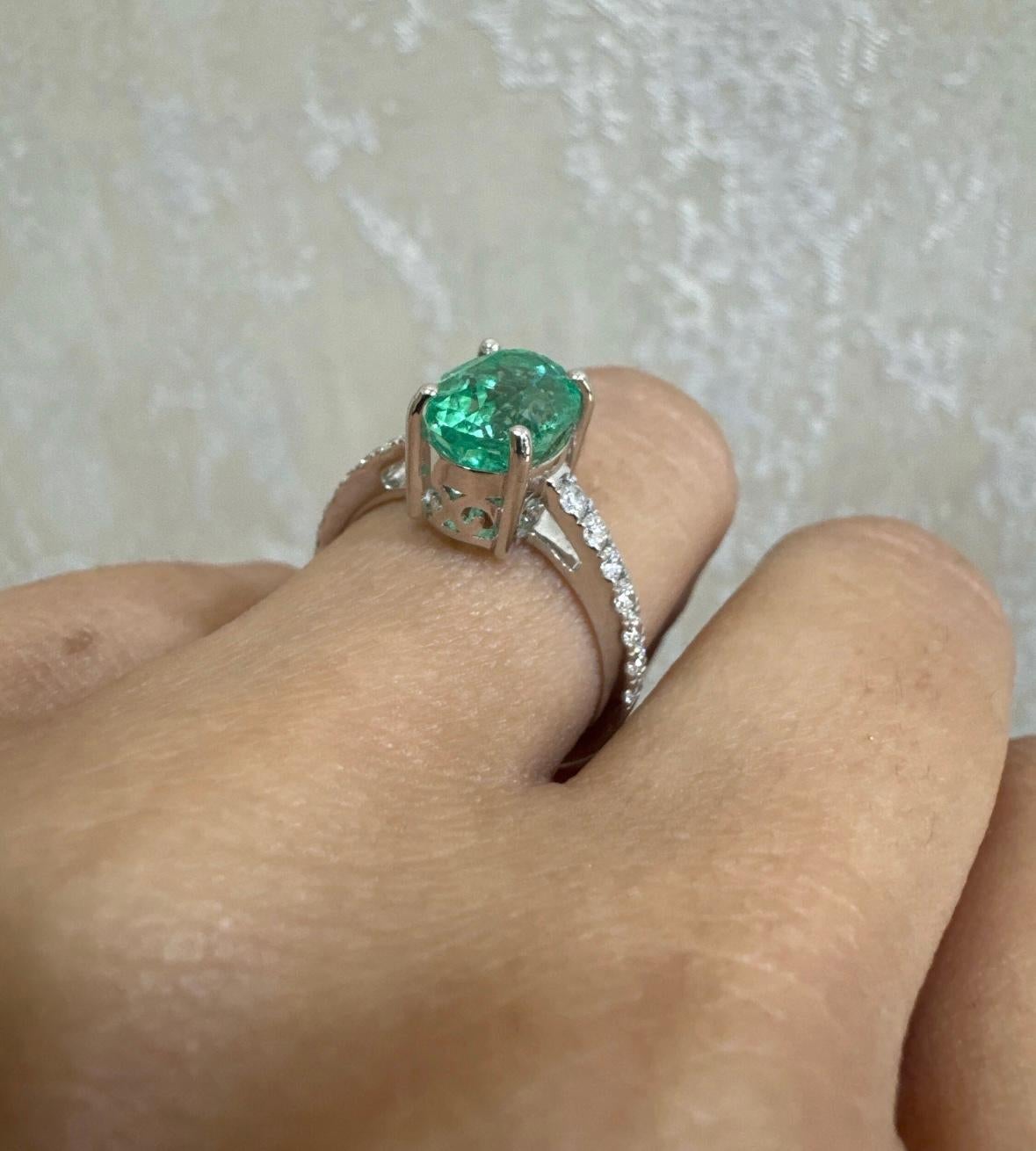 Natürlicher Smaragd-Diamantring aus 18 Karat Gold im Angebot 2
