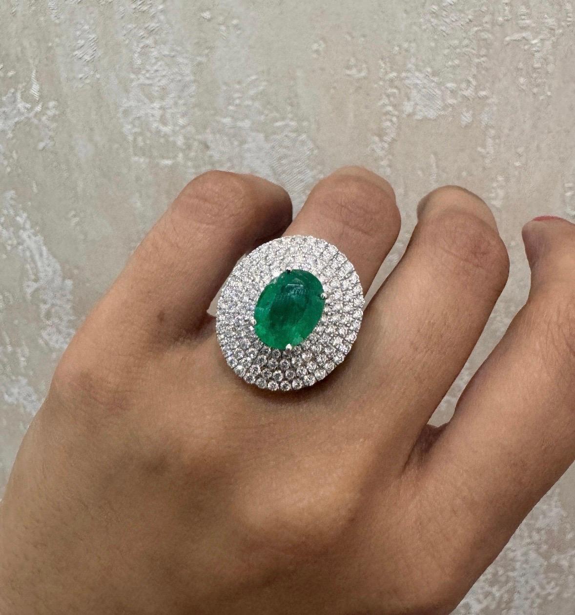 Natürlicher Smaragd-Diamant-Ring in 18k Gold im Angebot 2