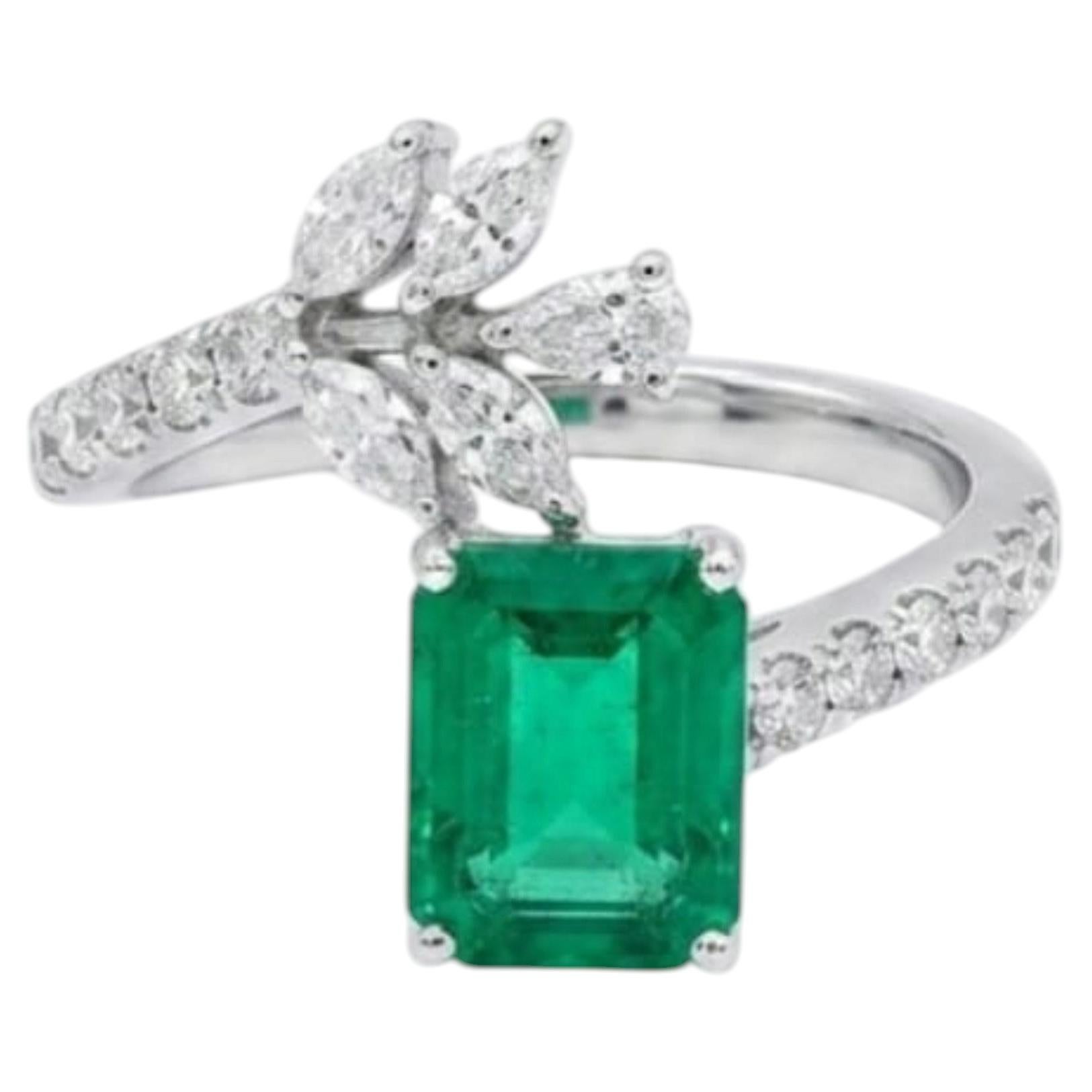 Natural Emerald & Diamond Ring in 18k Gold