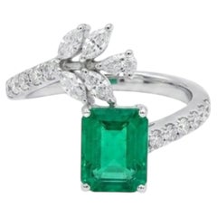 Natural Emerald & Diamond Ring in 18k Gold