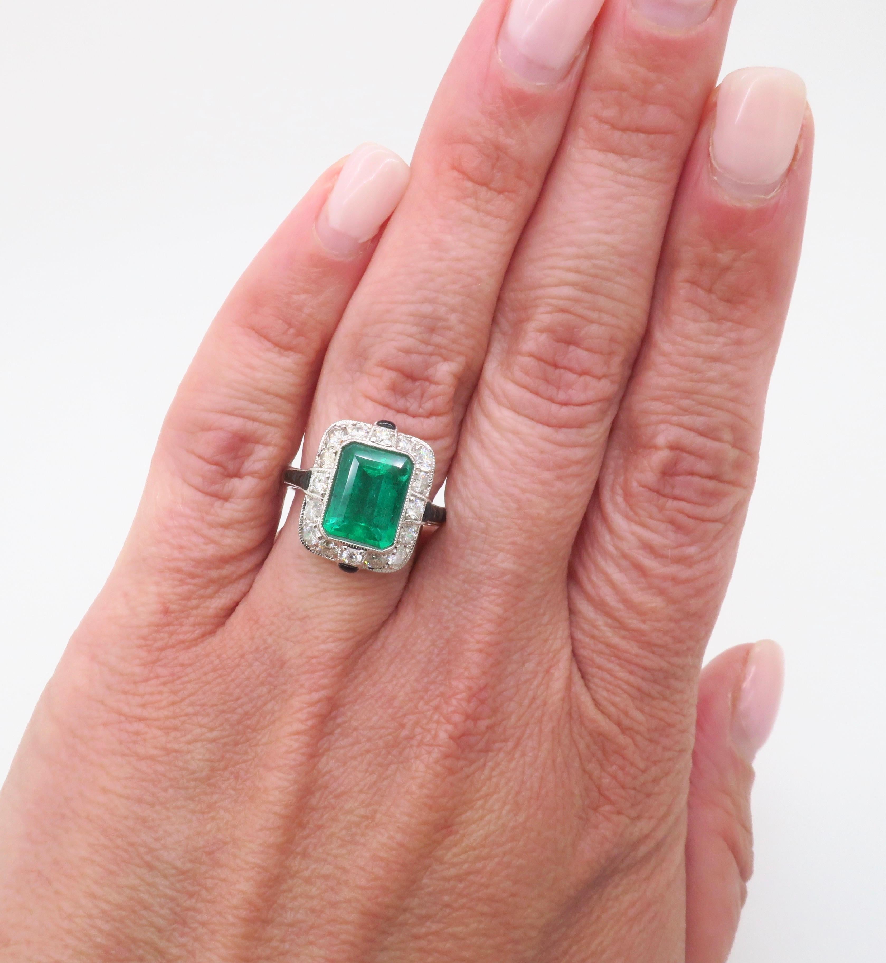 Atemberaubender Ring mit natürlichem Smaragd und Diamanten, gefertigt aus 18 Karat Weißgold. 

Edelstein: Smaragd & Diamant
Diamant Karat Gewicht: 1.10CTW
Diamant-Schliff: Runder Brillantschliff
Farbe des Diamanten: F-G
Diamant Reinheit: