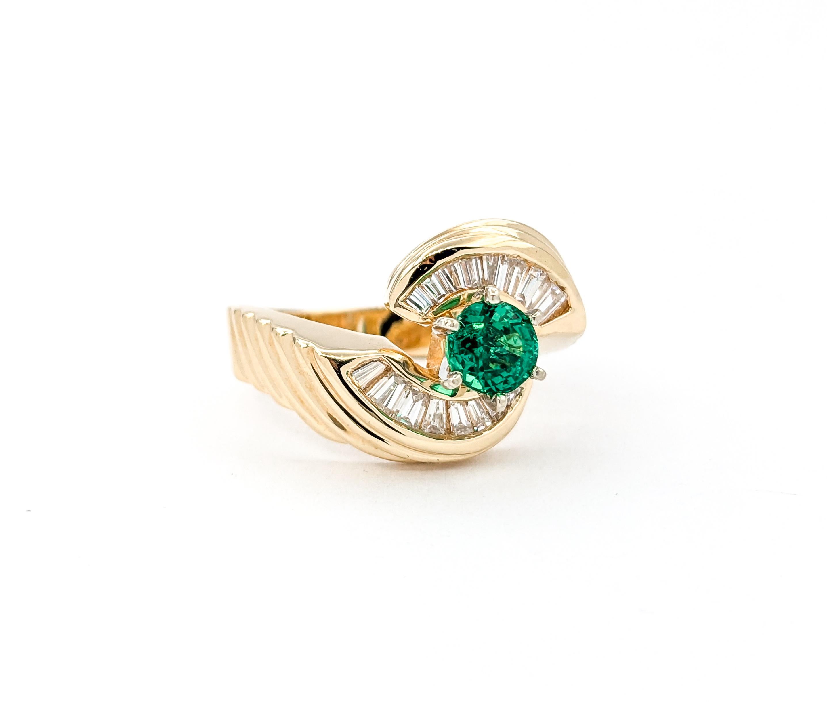 Natürlicher Smaragd & Diamant Ring in Gelbgold (Moderne) im Angebot