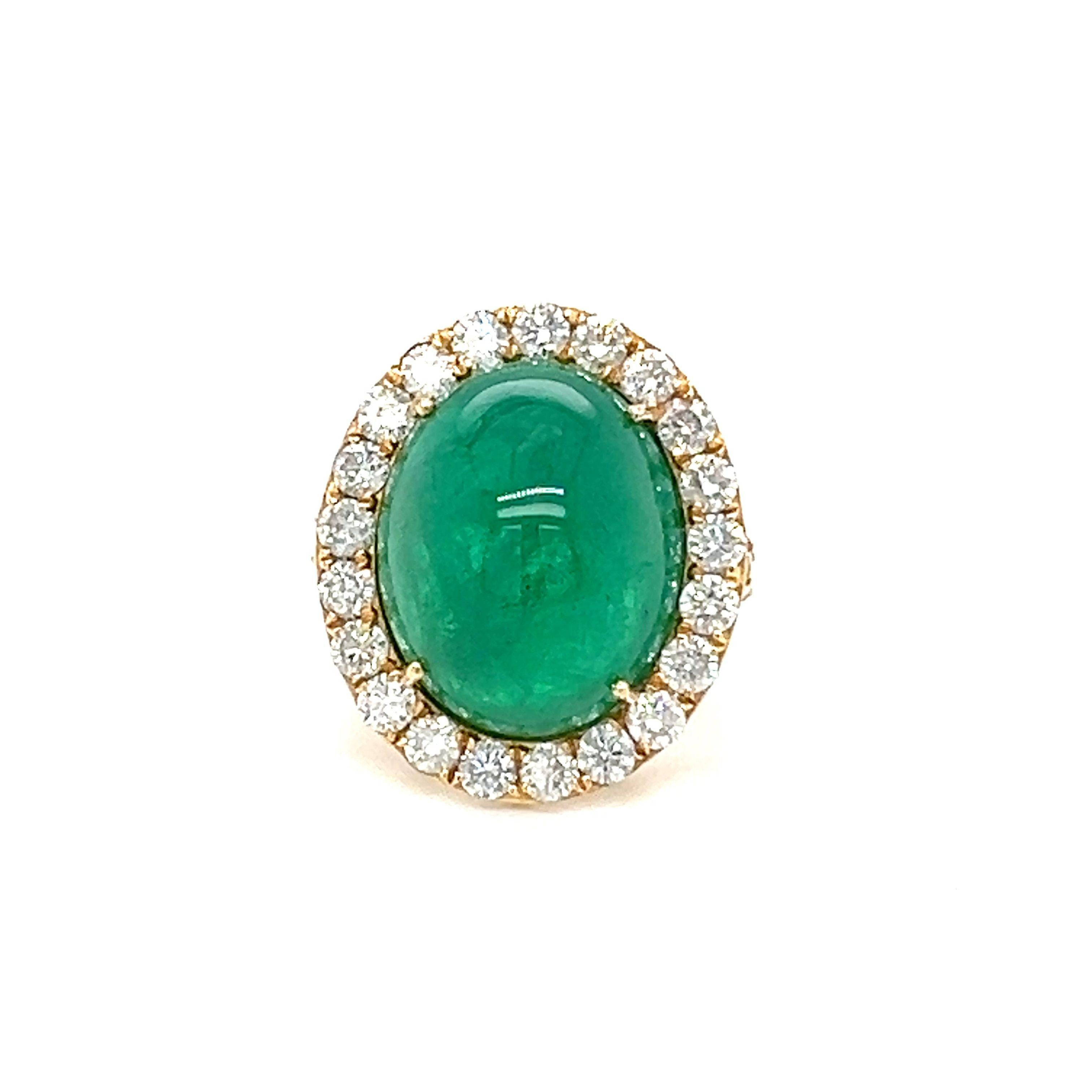 Women's Natural Emerald Diamond ring set in 18-kt gold For Sale