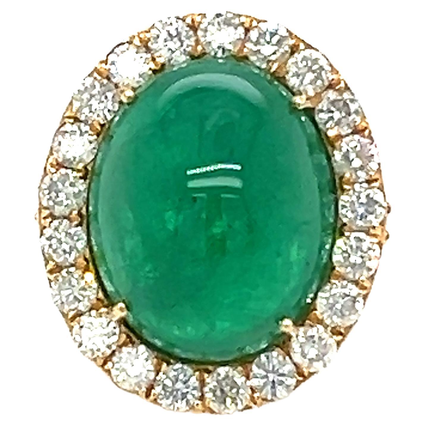 Natural Emerald Diamond ring set in 18-kt gold For Sale