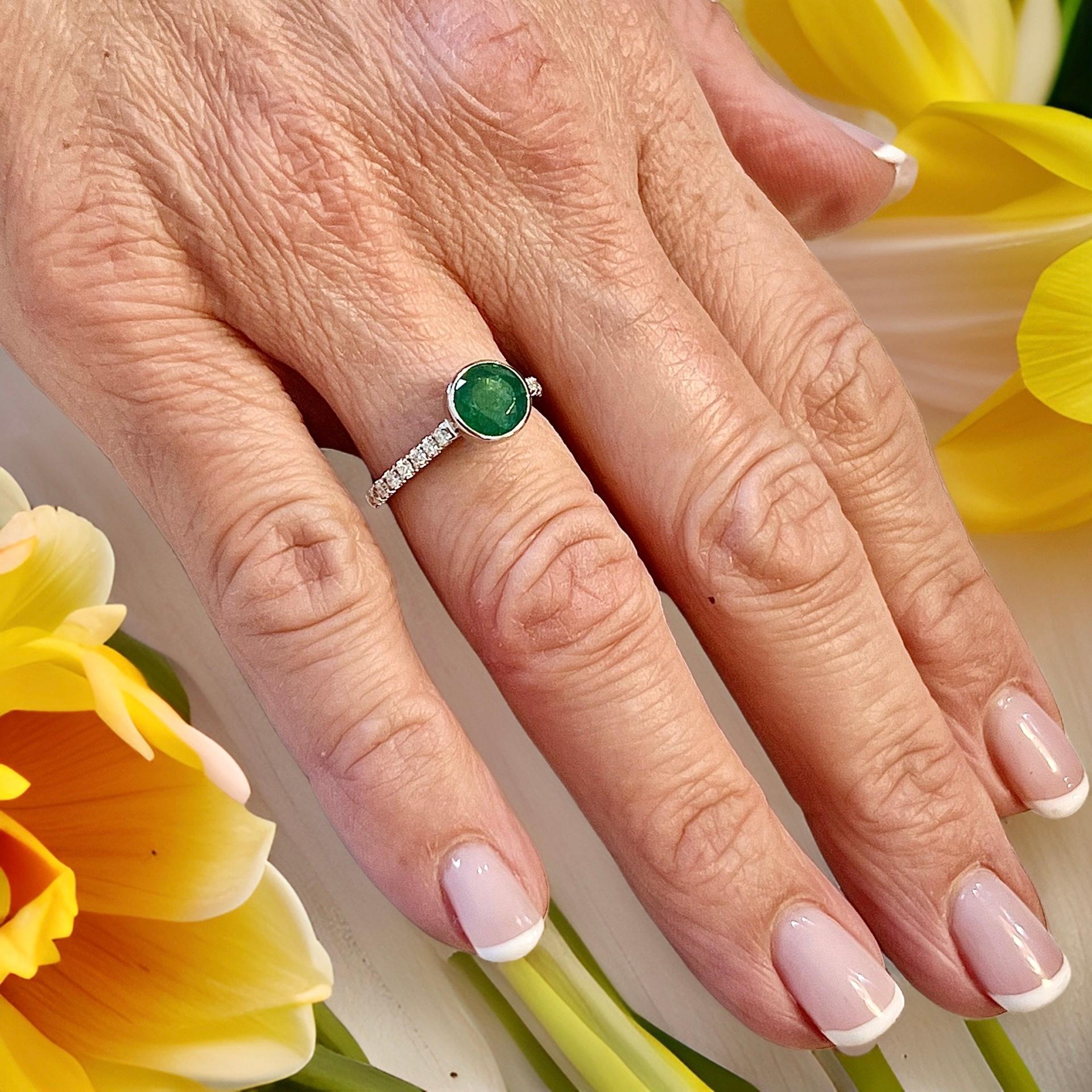 Anello con diamante smeraldo naturale misura 6,5 in oro 14k W 1,93 TCW certificato In condizioni Nuovo in vendita a Brooklyn, NY