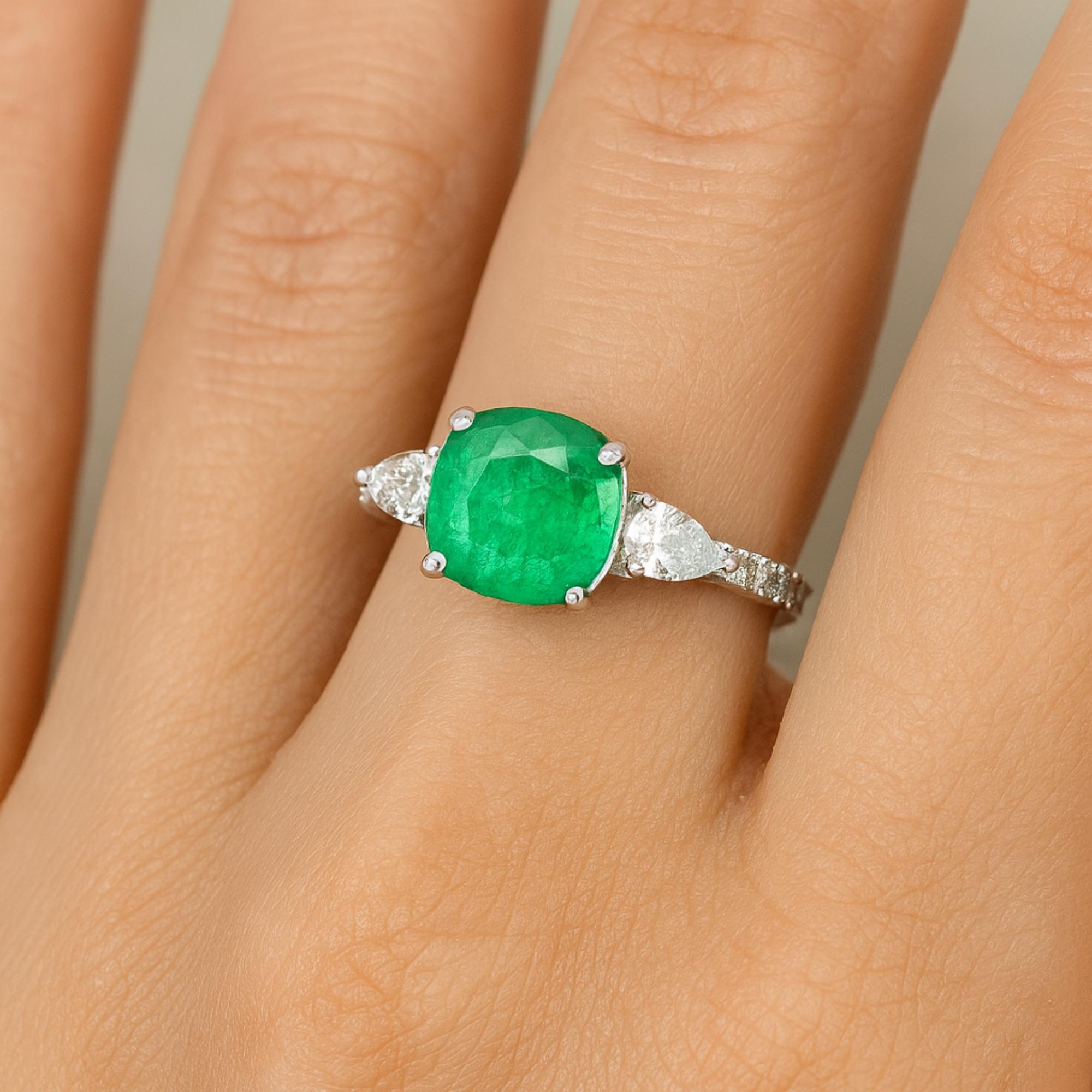 Im Angebot: Natürlicher Smaragd Diamant Drei Stein Stil Verlobungsring Massiv 18k Weißgold () 2