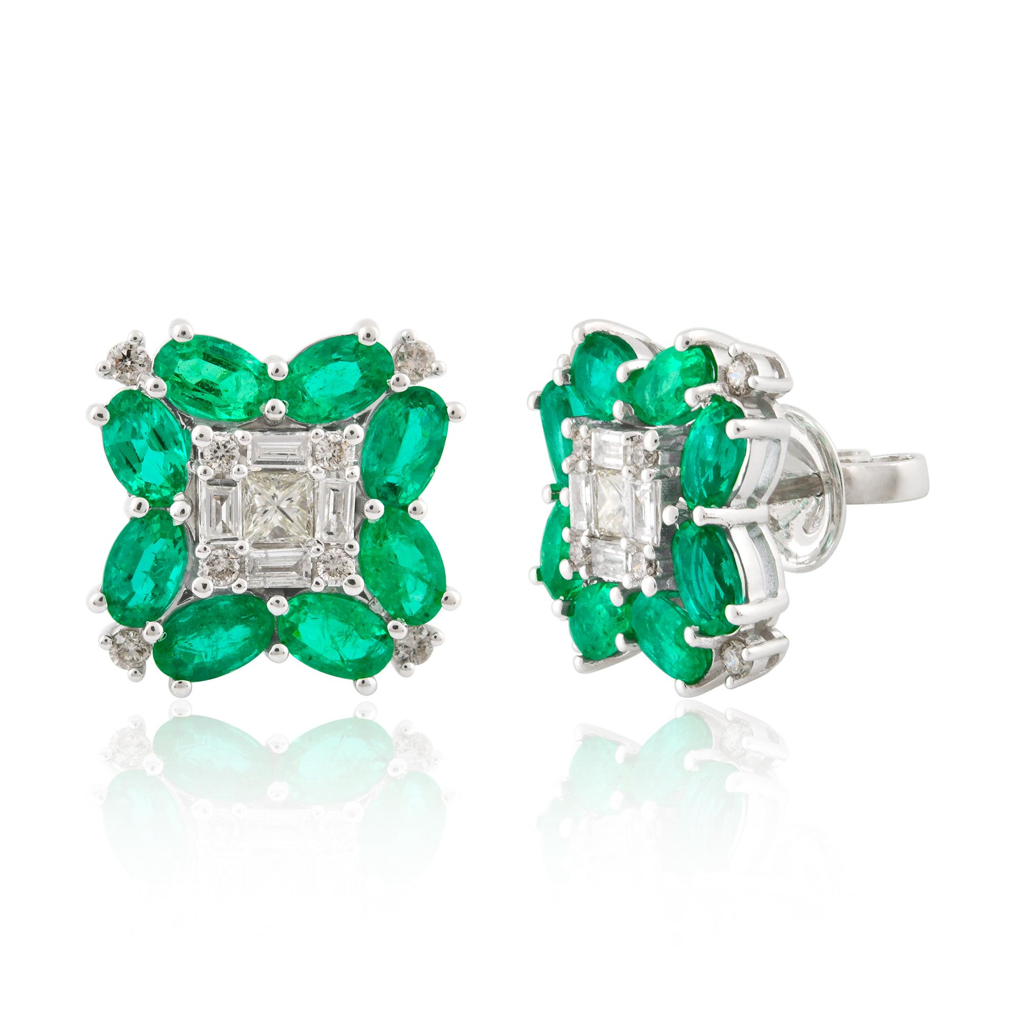 Codice articolo :- STE-1201A
Peso lordo :- 6.40 gm
Oro bianco 10k Wet. :- 5,58 gm
Diamante Wet. :- 0.75 Ct. (DIAMANTE DI PUREZZA MEDIA SI1-SI2 E COLORE H-I)
Smeraldo bagnato :- 3,36 Ct.
Dimensioni degli orecchini: 16 mm circa.

Regalo di