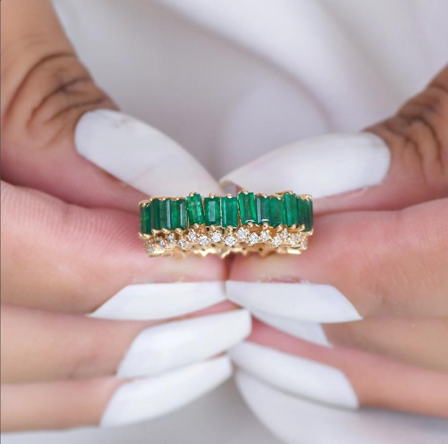 Taglio smeraldo Anello a fascia per l'eternità con smeraldo naturale e diamante a zig zag in oro 18 carati in vendita