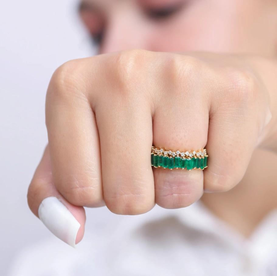 Anello a fascia per l'eternità con smeraldo naturale e diamante a zig zag in oro 18 carati In condizioni Nuovo in vendita a jaipur, IN