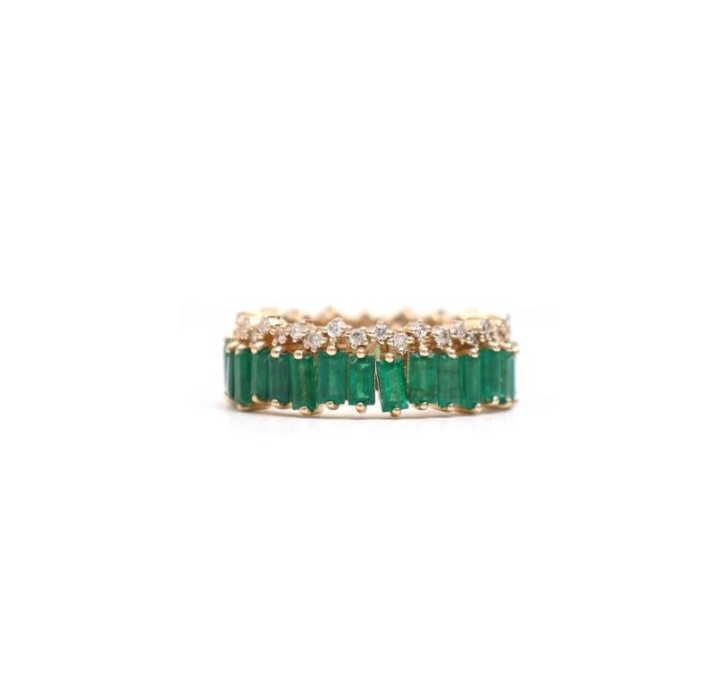 Donna Anello a fascia per l'eternità con smeraldo naturale e diamante a zig zag in oro 18 carati in vendita