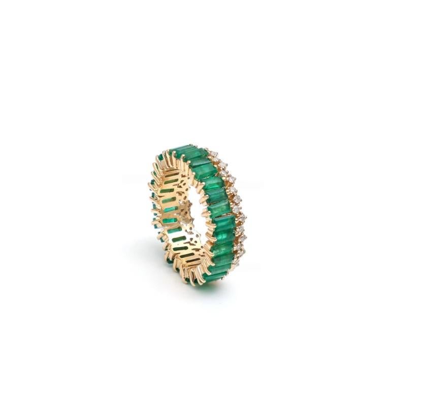 Anello a fascia per l'eternità con smeraldo naturale e diamante a zig zag in oro 18 carati in vendita 1