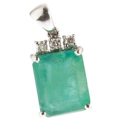 Collier pendentif fait main en or 18 carats avec diamants et émeraudes naturelles, fait à la main, Italie Collier pendentif fait main en or 18 carats avec diamants et émeraudes naturelles, fait à la main, Italie