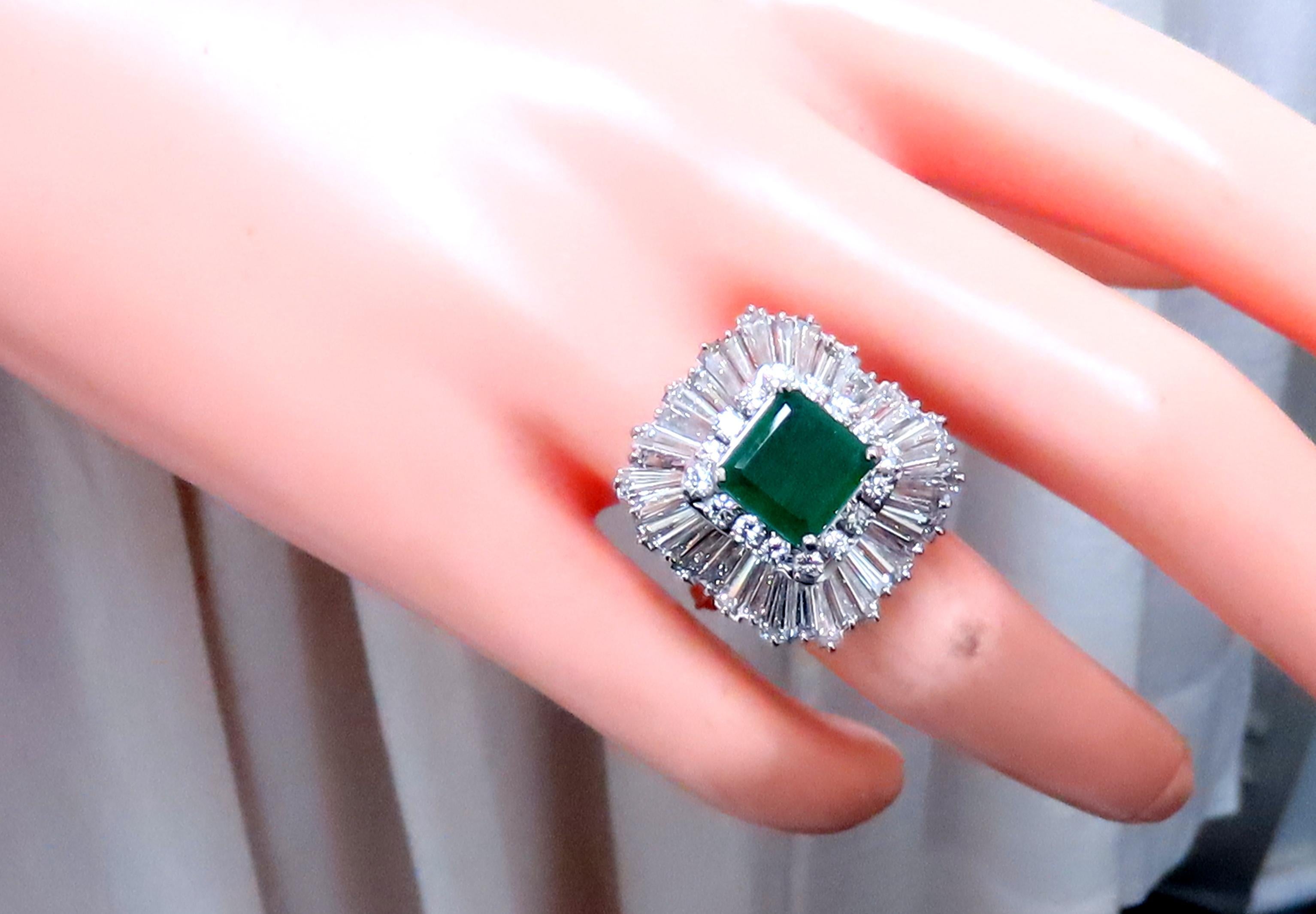 Natural Emerald Diamonds Classic Ballerina Cocktail Ring Platinum Ref 12294 In Excellent Condition For Sale In New York, NY