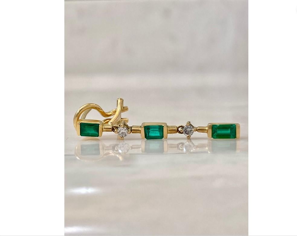 Taglio smeraldo Orecchini a goccia con smeraldo naturale e chiusura a clip in oro 14k in vendita