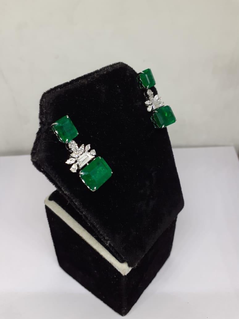 Natürlicher Smaragd-Ohrring mit Diamanten aus 18 Karat Gold im Zustand „Neu“ in jaipur, IN