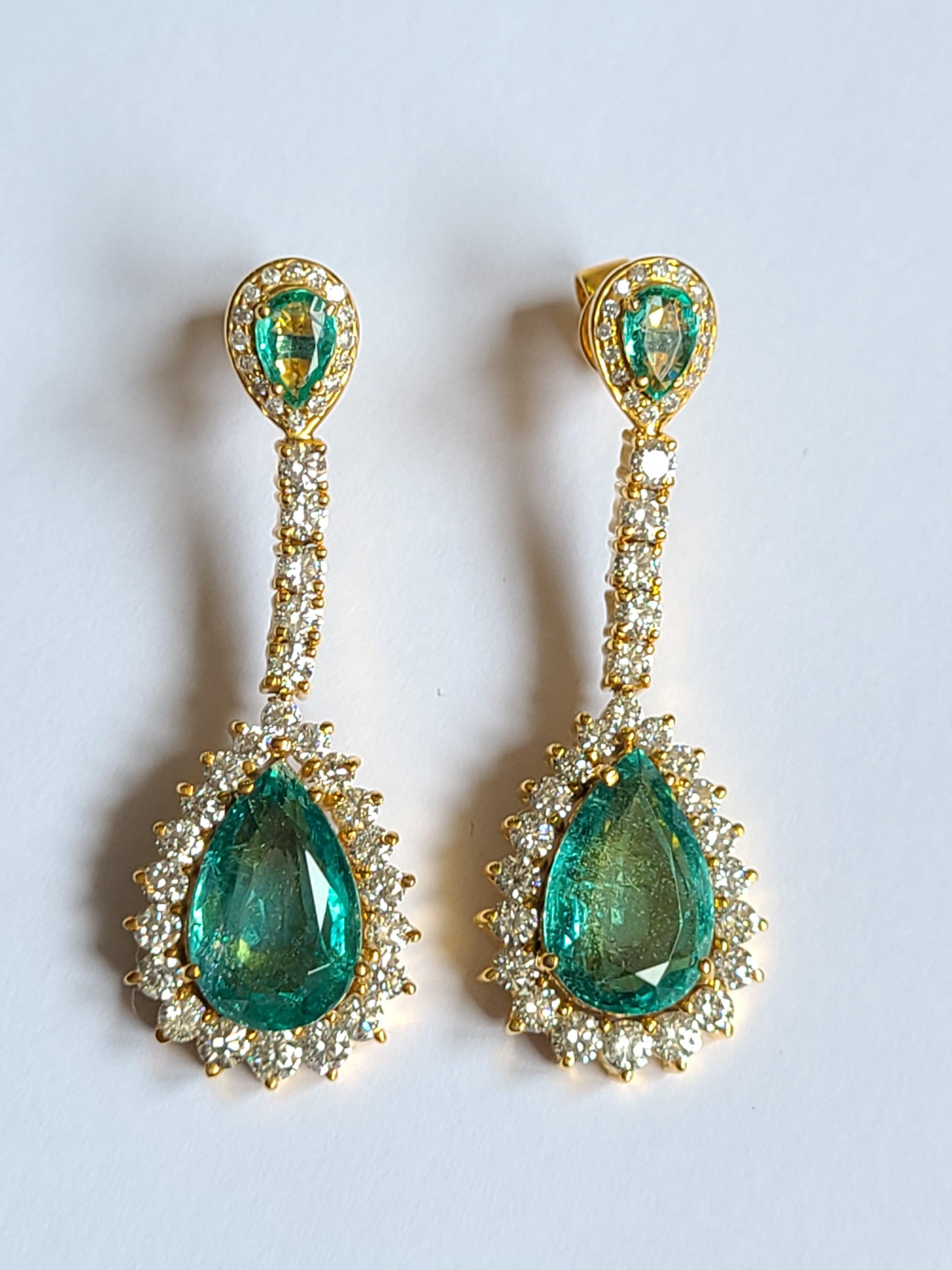 Natural Emerald Earrings Set in 18 Karat Gold with Diamonds In New Condition In Hong Kong, HK