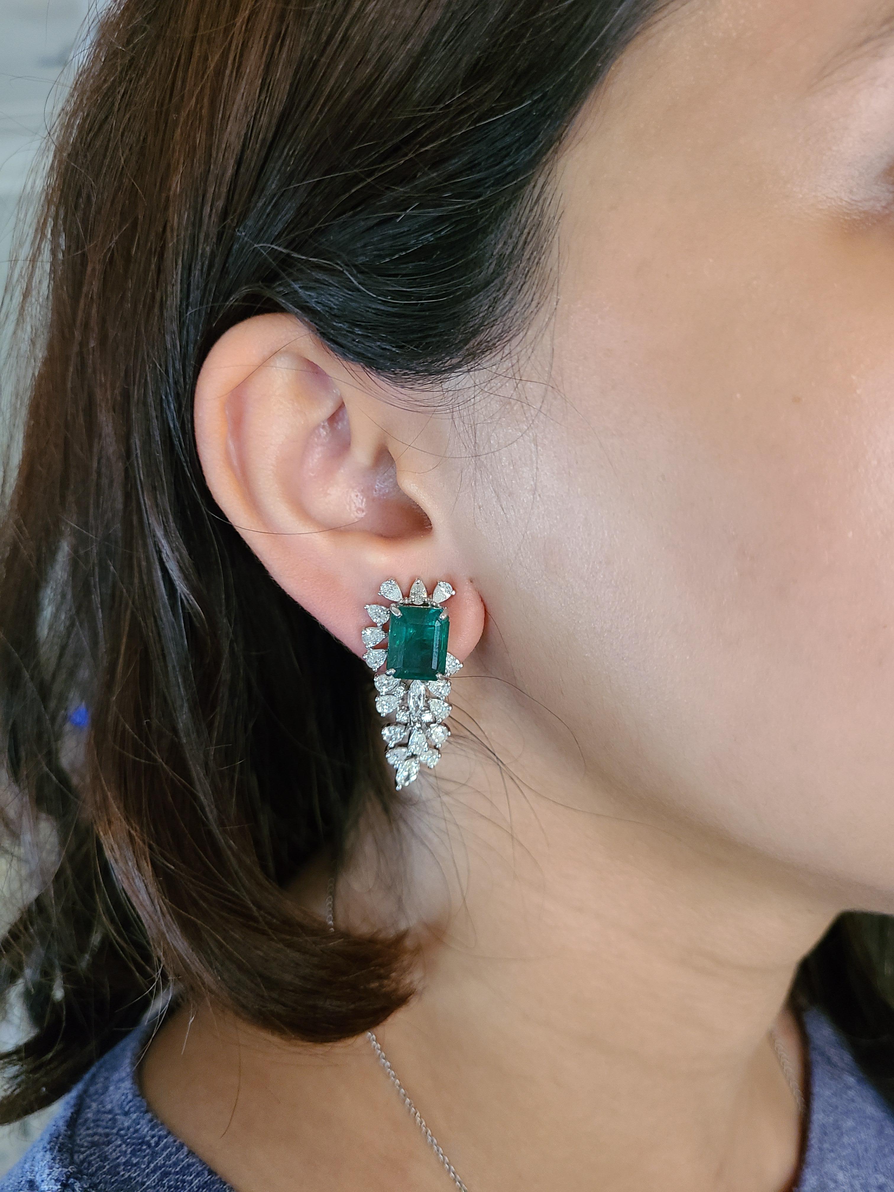 Natural Emerald Earrings Set in 18 Karat Gold with Diamonds In New Condition In Hong Kong, HK