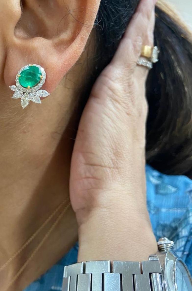 Natürliche Smaragd-Ohrringe mit Diamanten und 18 Karat Gold (Smaragdschliff) im Angebot