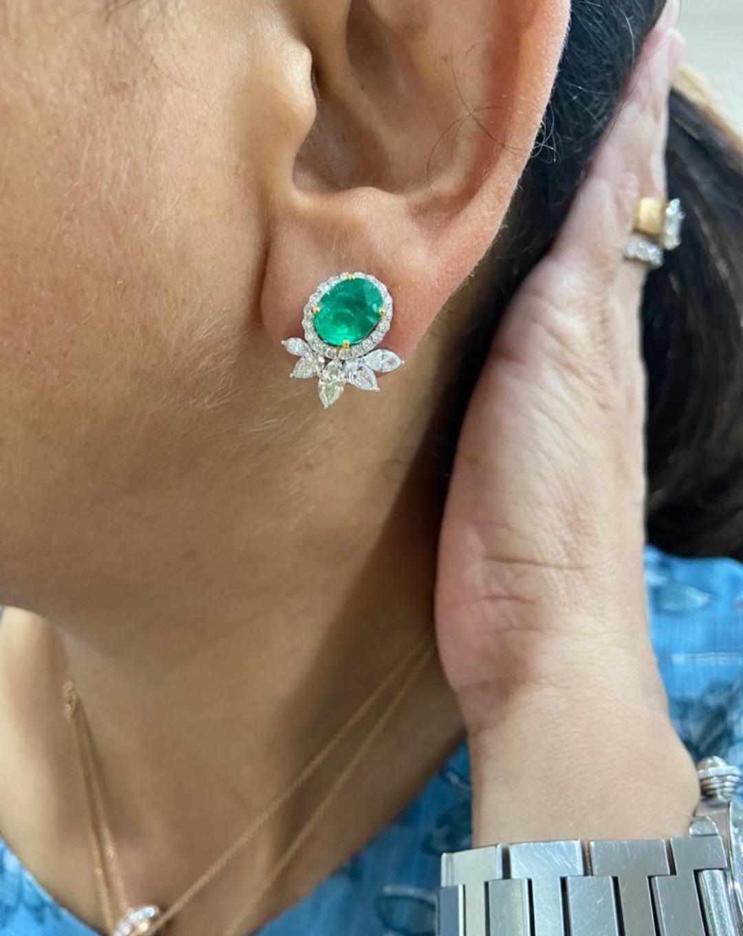 Natural Emerald Earrings with Diamonds and 18k Gold In New Condition For Sale In New York, NY