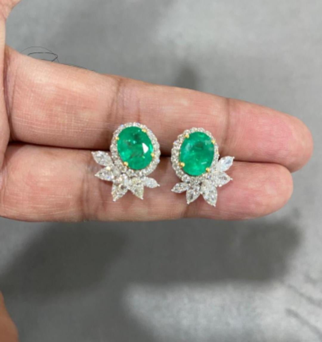 Women's Natural Emerald Earrings with Diamonds and 18k Gold For Sale